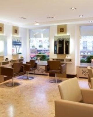 Je vous laisse deviner le prix d’un défrisage chez Leonor Greyl