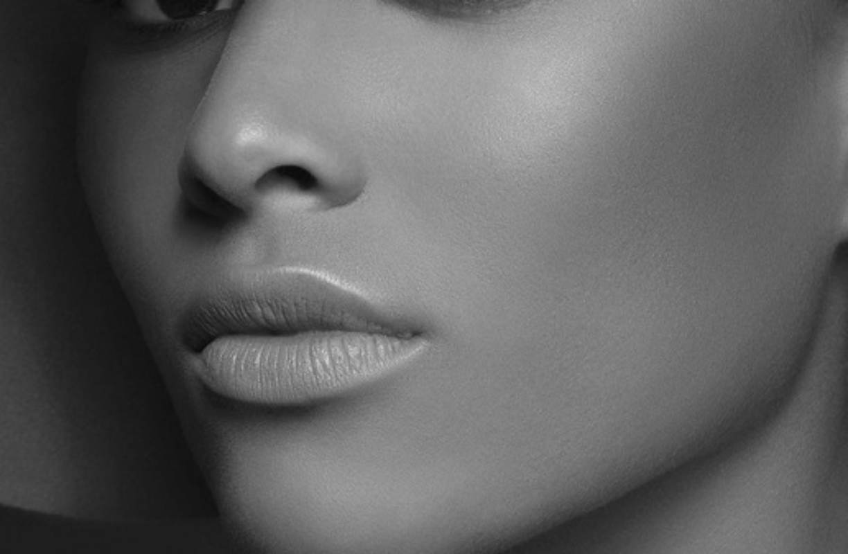 Peau noire et métissée : 1 palette / 4 actions pour unifier et corriger le teint