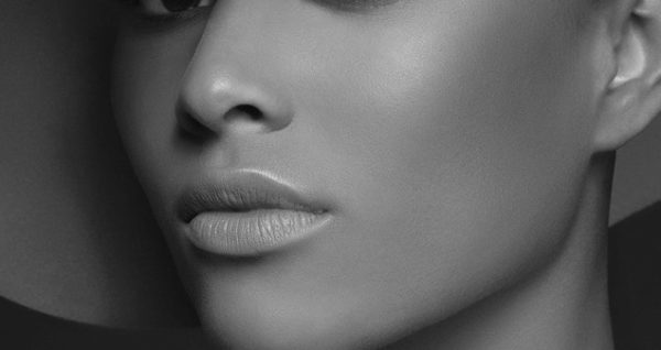 Peau noire et métissée : 1 palette / 4 actions pour unifier et corriger le teint