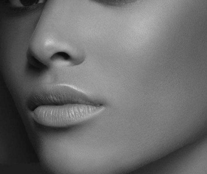 Peau noire et métissée : 1 palette / 4 actions pour unifier et corriger le teint
