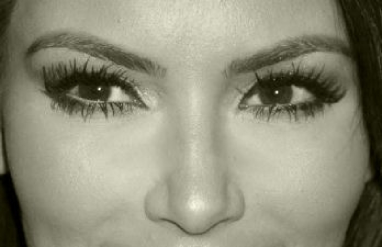 Sourcils tatoués ? Et si on changeait sa ligne ?