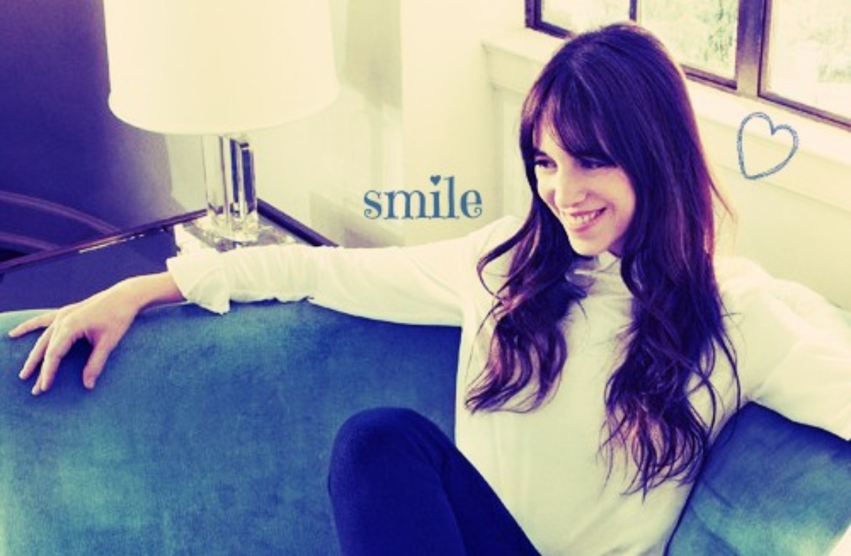 Charlotte Gainsbourg par Drew Barrymore, pour Tommy Hilfigher (elle sourit)