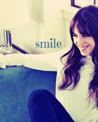 Charlotte Gainsbourg par Drew Barrymore, pour Tommy Hilfigher (elle sourit)