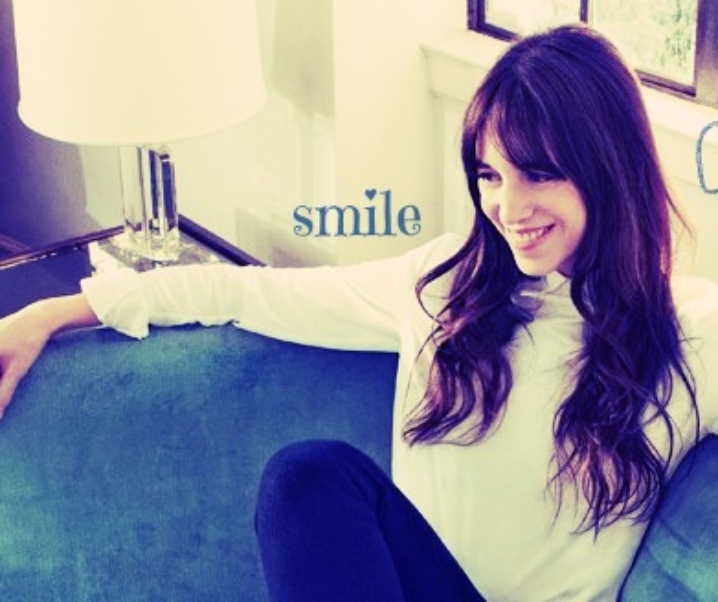 Charlotte Gainsbourg par Drew Barrymore, pour Tommy Hilfigher (elle sourit)