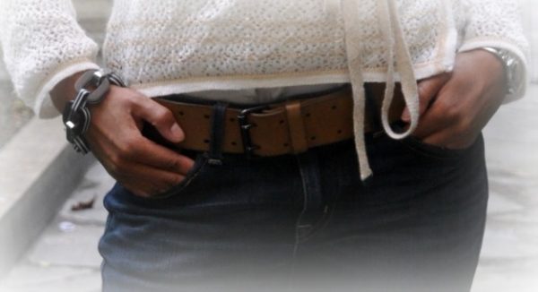 Look du jour : Le cache-coeur, est-il encore à la mode ?