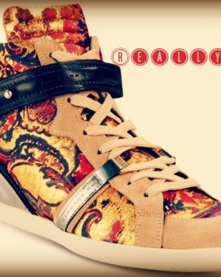 Barbara Bui s’essaye aux sneakers (prix : 575 $ et  bam)