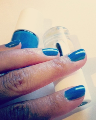 J’ai testé le vernis bleu Hiro de Nailmatic