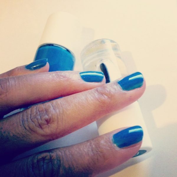 J&rsquo;ai testé le vernis bleu Hiro de Nailmatic