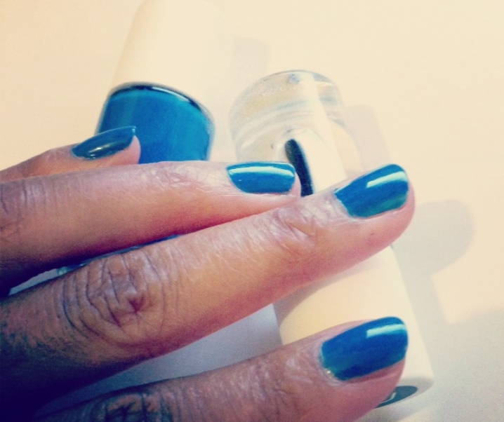 J’ai testé le vernis bleu Hiro de Nailmatic