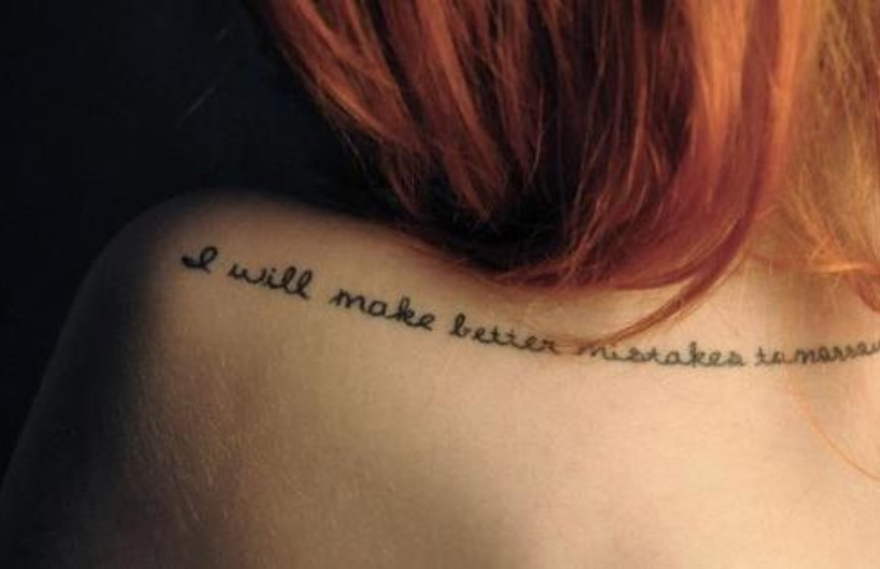 Fille tatouée montre ses orteils parfaits Fille tatouée montre ses orteils parfaits