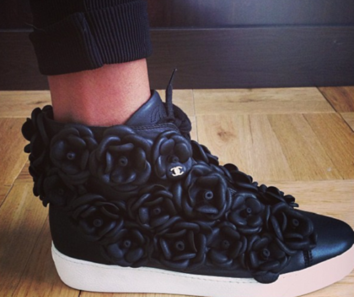 Sneakers Chanel Camellia : On valide ou pas ?