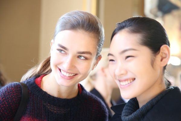 Défilé : Le backstage idéal, bonne mine et bonne humeur chez Stella McCartney – Automne 2013