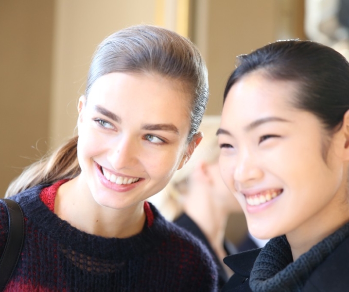 Défilé : Le backstage idéal, bonne mine et bonne humeur chez Stella McCartney – Automne 2013