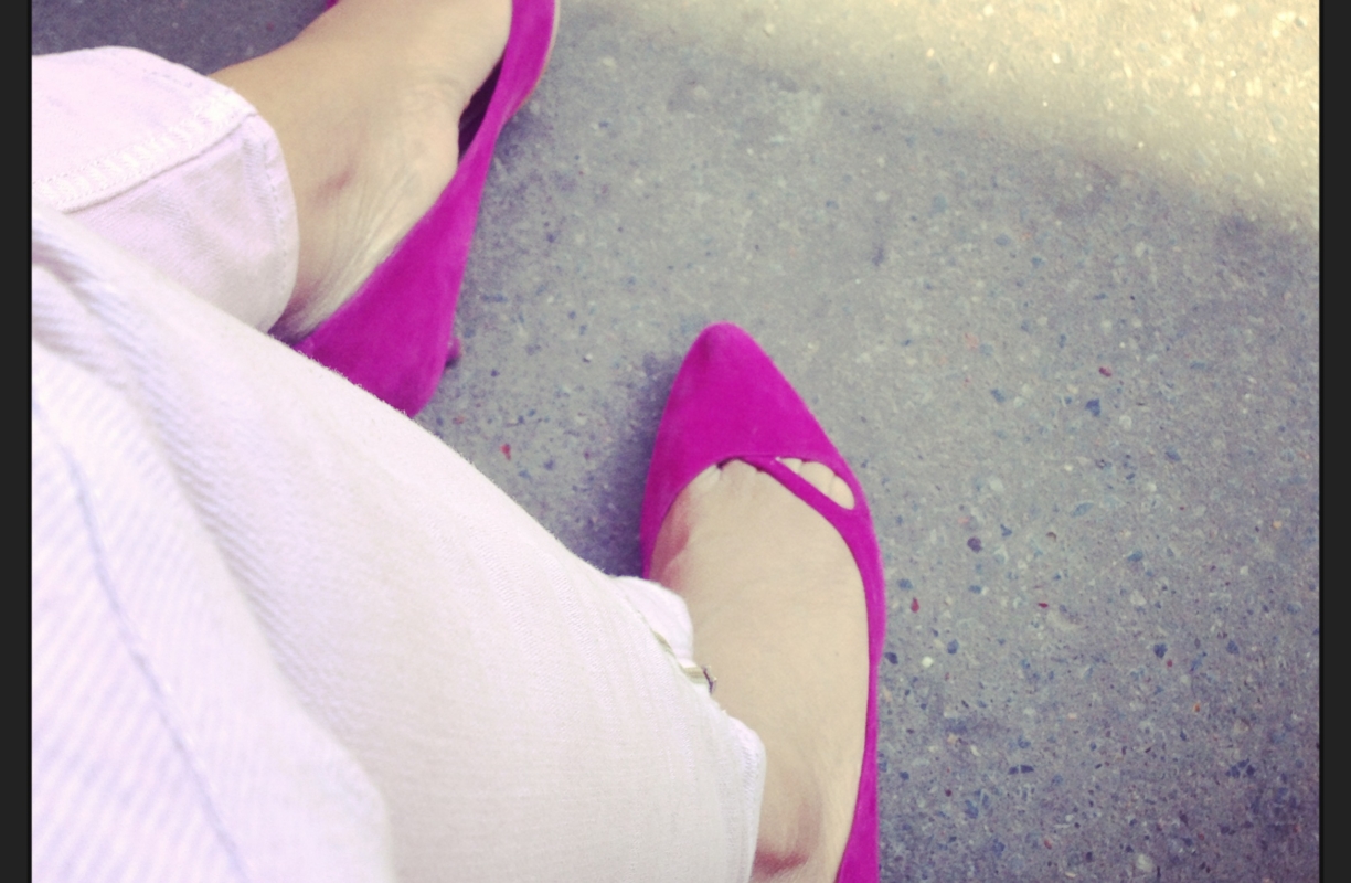 Outfit of the day : Le cas du jean délavé rose ! (en fait, il va très bien avec Ladurée)