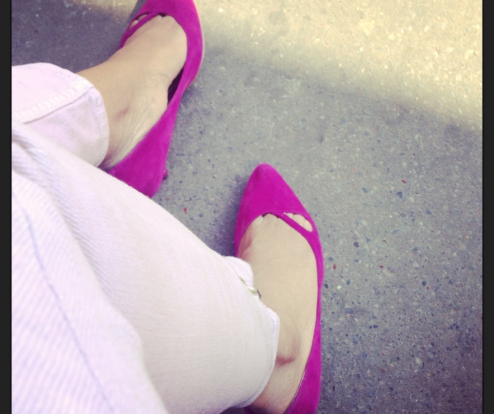 Outfit of the day : Le cas du jean délavé rose ! (en fait, il va très bien avec Ladurée)