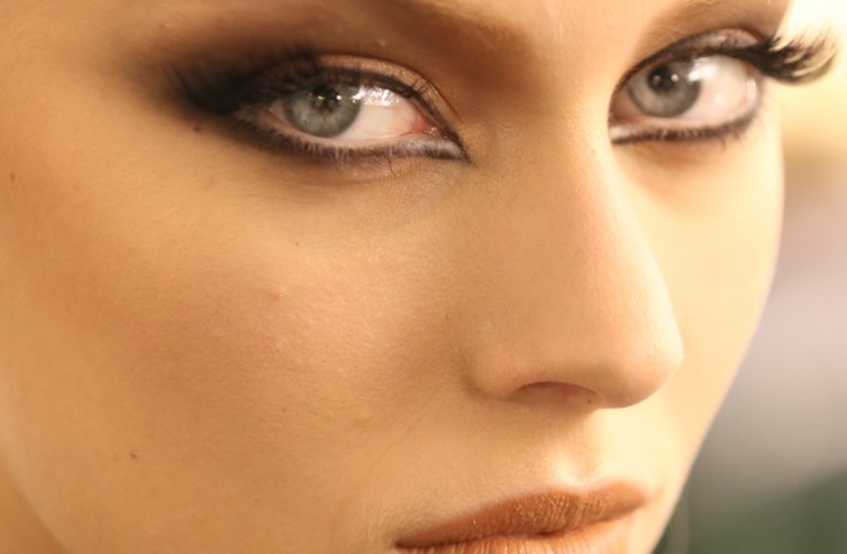 Backstage Jean-Paul Gaultier – Automne 2013 : Bun, Smokey marron, et liner