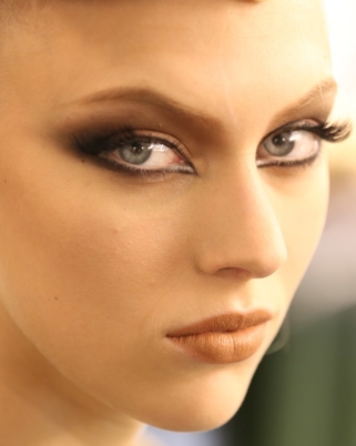 Backstage Jean-Paul Gaultier – Automne 2013 : Bun, Smokey marron, et liner
