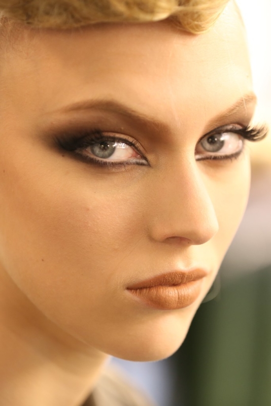 Backstage Jean-Paul Gaultier – Automne 2013 : Bun, Smokey marron, et liner