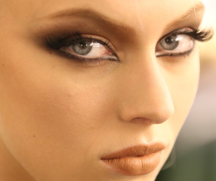 Backstage Jean-Paul Gaultier – Automne 2013 : Bun, Smokey marron, et liner