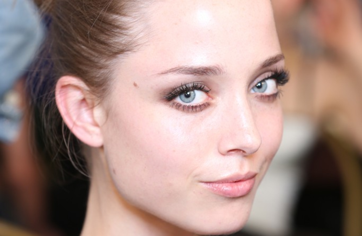 Backstage Versace – Fall 2013 : Chignon tiré et make up presque nude !