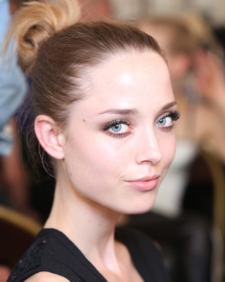 Backstage Versace – Fall 2013 : Chignon tiré et make up presque nude !