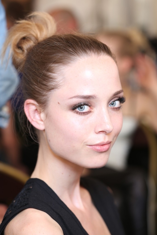 Backstage Versace – Fall 2013 : Chignon tiré et make up presque nude !
