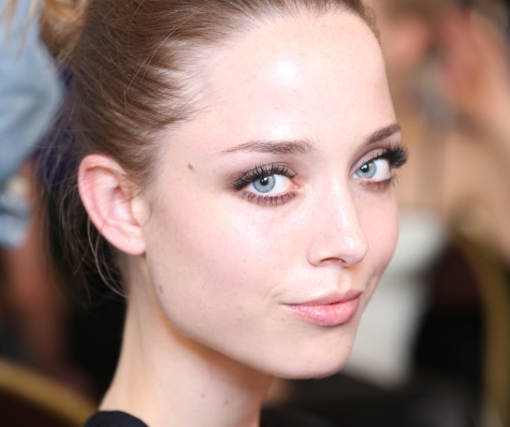 Backstage Versace – Fall 2013 : Chignon tiré et make up presque nude !