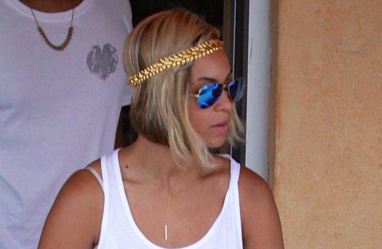 Deux semaines après sa coupe courte, Beyonce retourne aux  extensions !