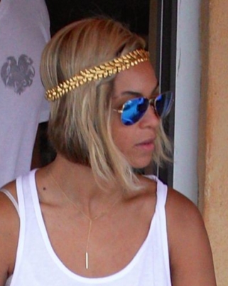 Deux semaines après sa coupe courte, Beyonce retourne aux  extensions !