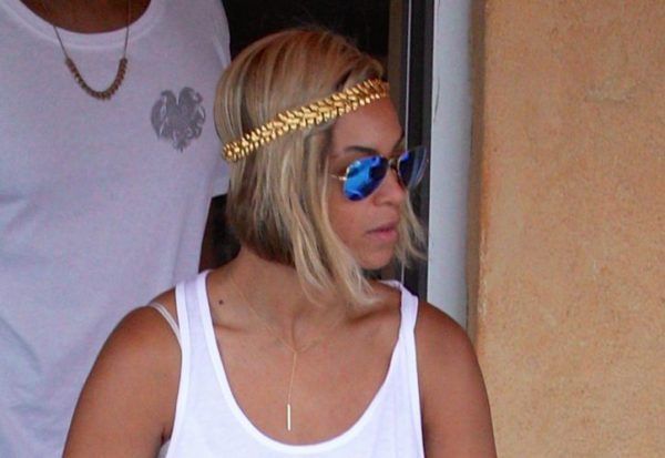 Deux semaines après sa coupe courte, Beyonce retourne aux  extensions !