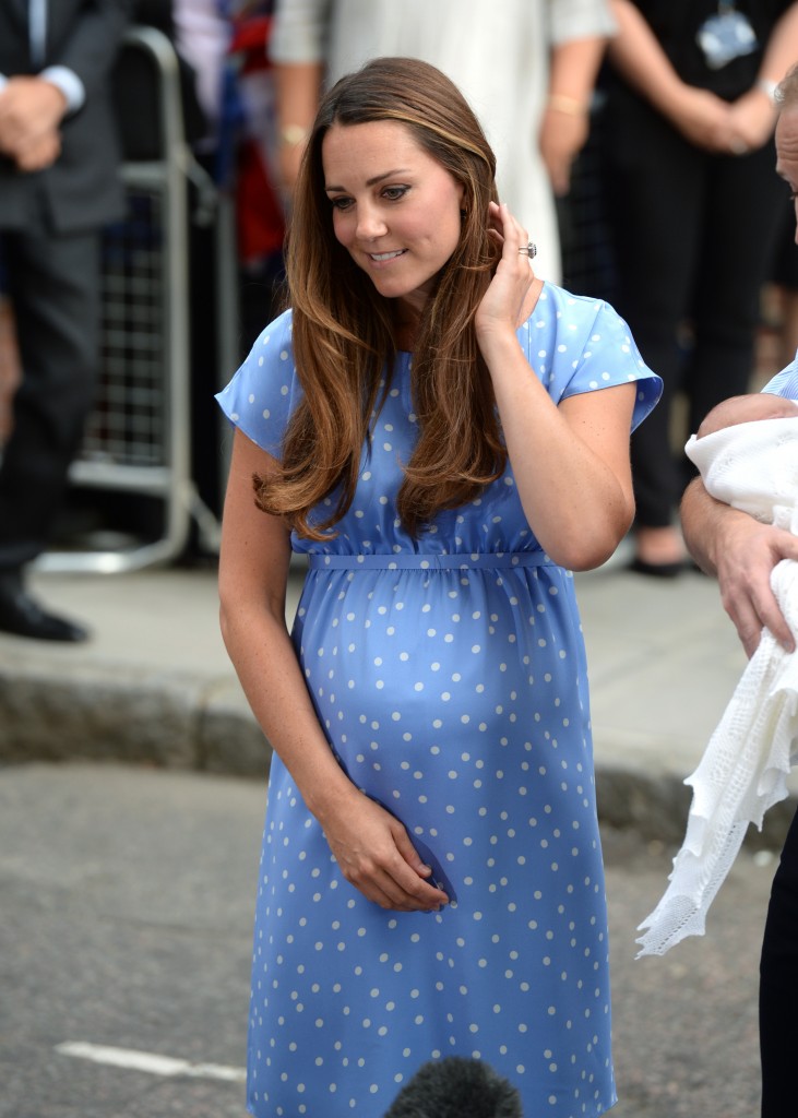 Kate-Middleton-en-robe-Jenny-Packham-a-la-sortie-de-l-hopital-St-Mary-s-de-Londres-le-23-juillet-2013