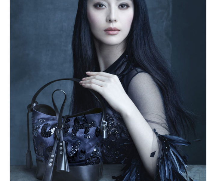 Hommage à Marc Jacobs avec ses muses – Catherine Deneuve, Sofia Coppola, ou encore Gisele Bundchen pour Louis Vuitton
