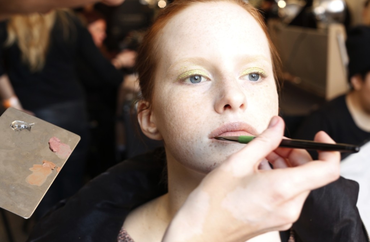 Inspiration coiffure et maquillage : 30 jolies photos backstage de la New York Fashion Week