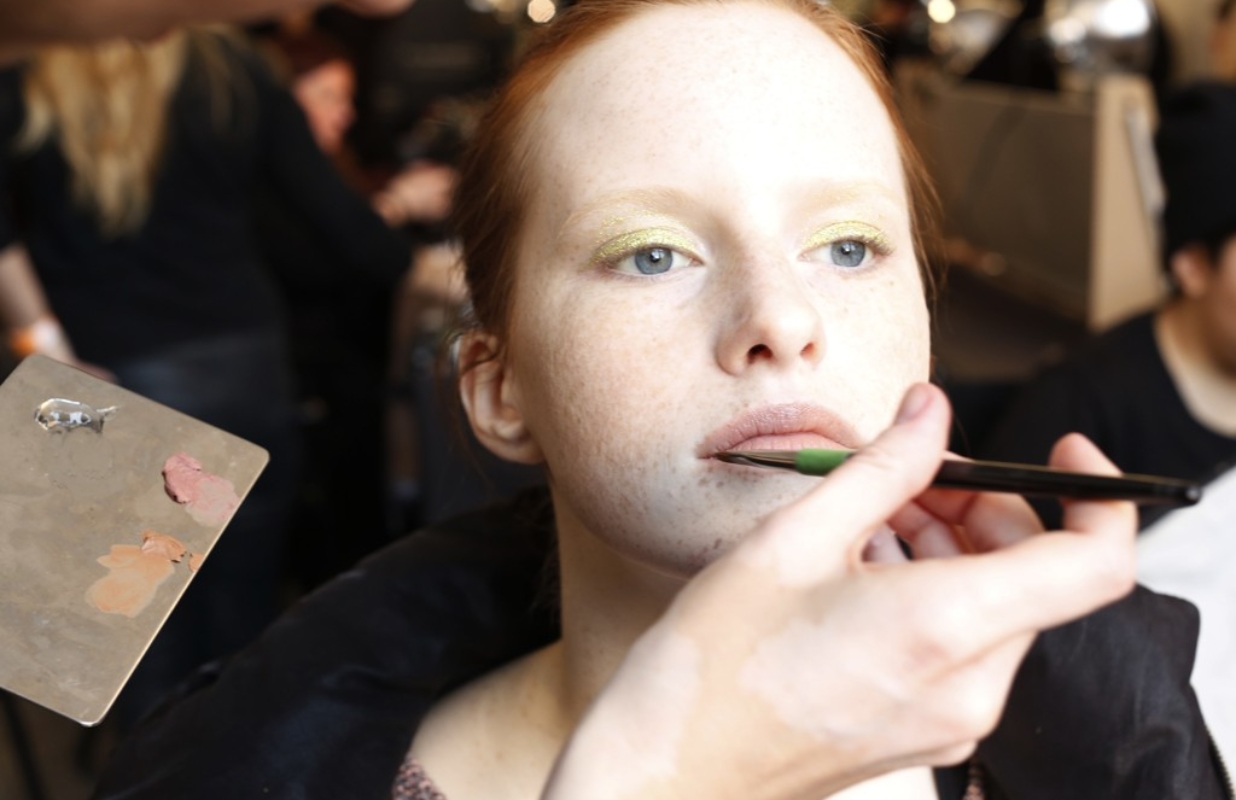 Inspiration coiffure et maquillage : 30 jolies photos backstage de la New York Fashion Week