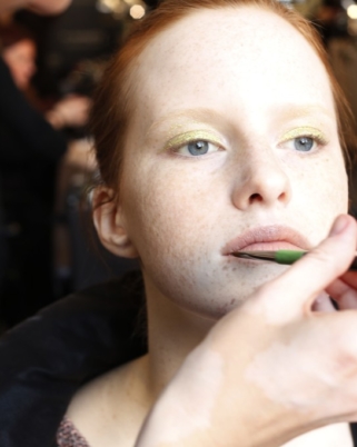 Inspiration coiffure et maquillage : 30 jolies photos backstage de la New York Fashion Week