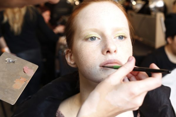 Inspiration coiffure et maquillage : 30 jolies photos backstage de la New York Fashion Week
