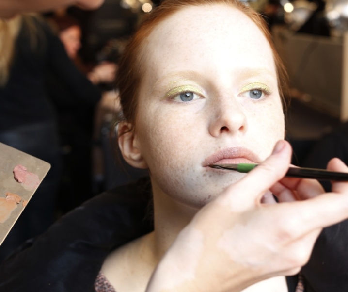 Inspiration coiffure et maquillage : 30 jolies photos backstage de la New York Fashion Week