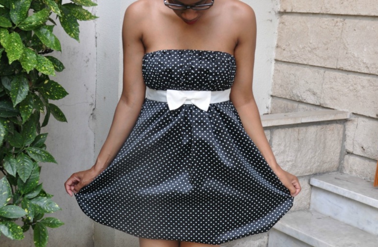 Outfit : Sex and the City Style – La robe noire à pois blancs