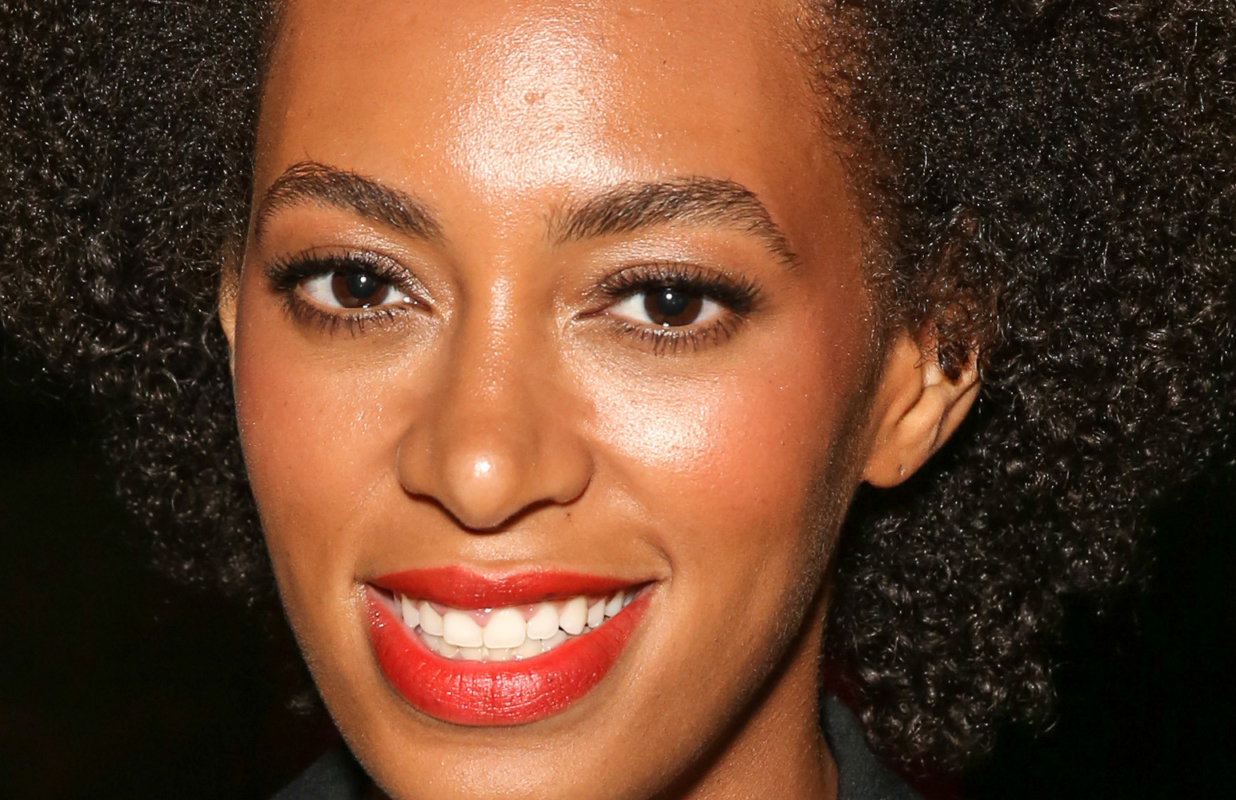 Message pour Public : Non, les cheveux crépus ne ressemblent pas à des poils de dessous de bras.