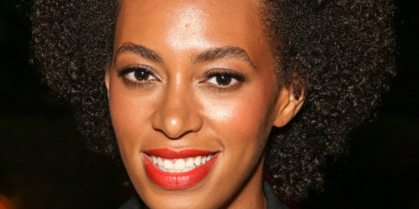 Message pour Public : Non, les cheveux crépus ne ressemblent pas à des poils de dessous de bras.