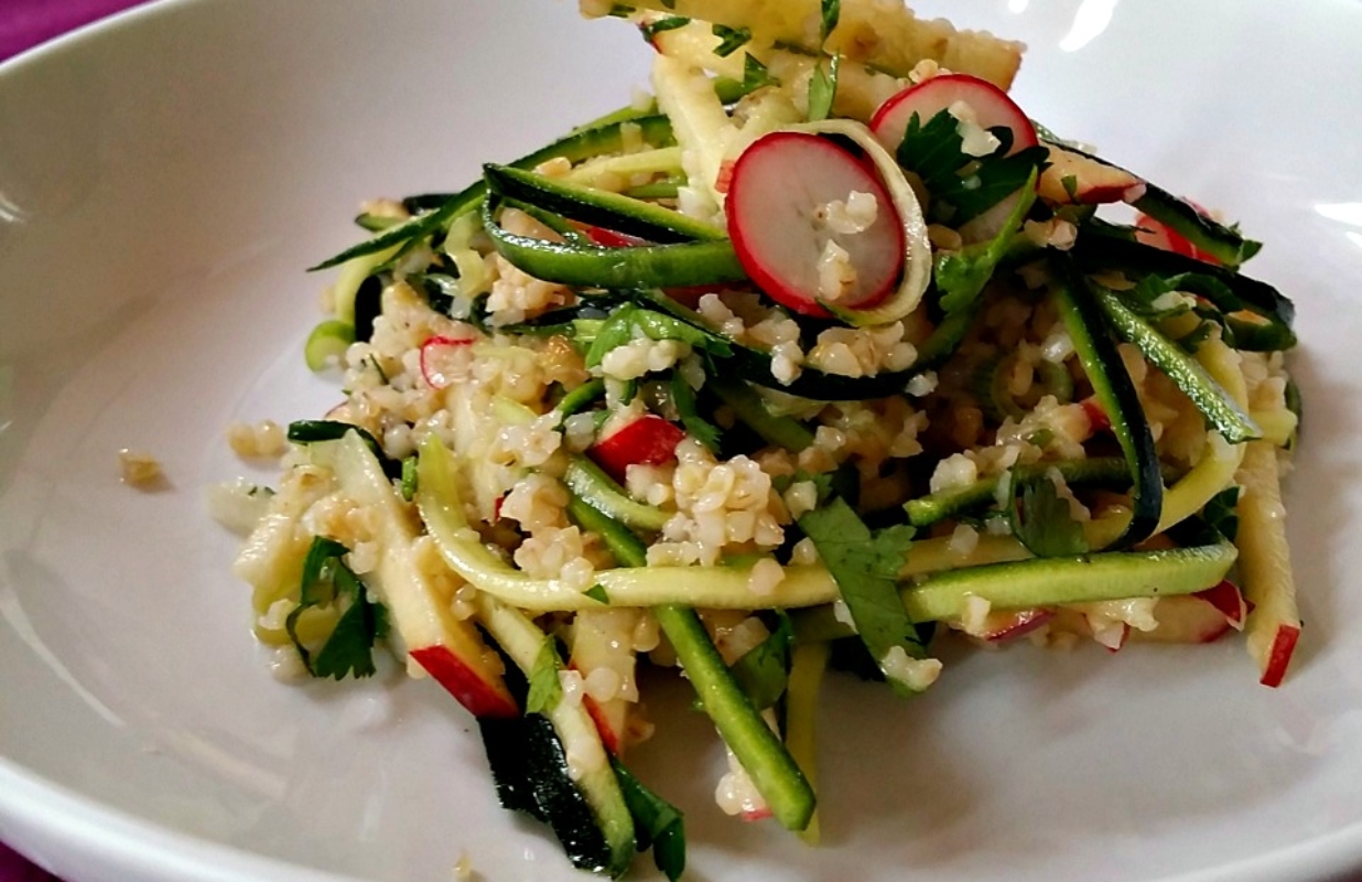 #detoxbyvivi – Recette : Salade de spaghettis de courgettes au boulgour et vinaigrette à l’orange