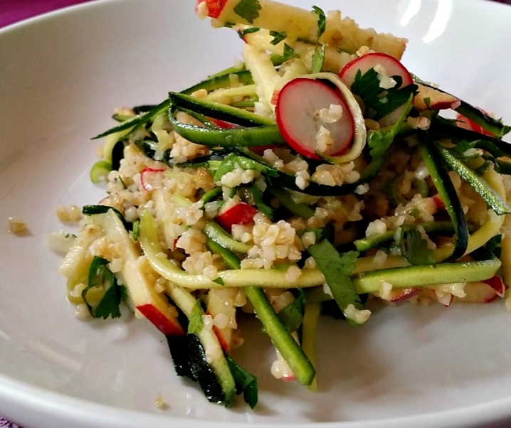 #detoxbyvivi – Recette : Salade de spaghettis de courgettes au boulgour et vinaigrette à l’orange