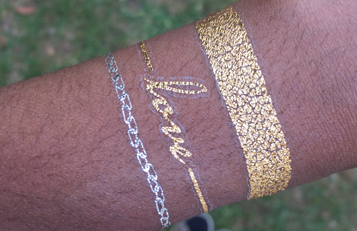Les tattoos bijoux éphémères – pas forcément le résultat escompté sur peaux noires et métissées