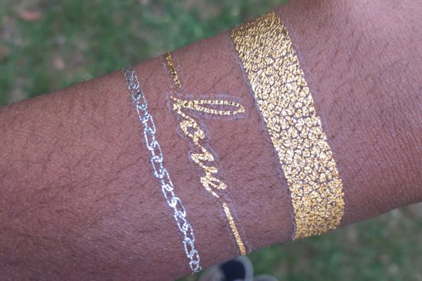 Les tattoos bijoux éphémères – pas forcément le résultat escompté sur peaux noires et métissées