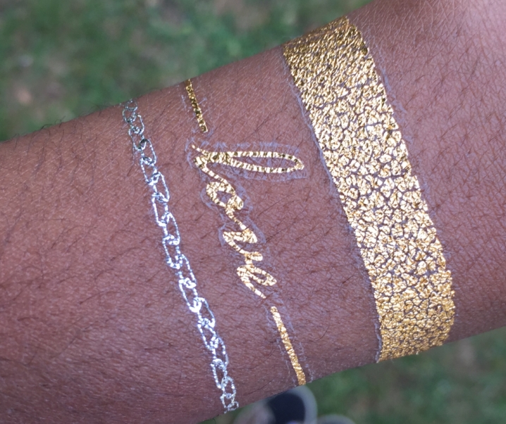 Les tattoos bijoux éphémères – pas forcément le résultat escompté sur peaux noires et métissées