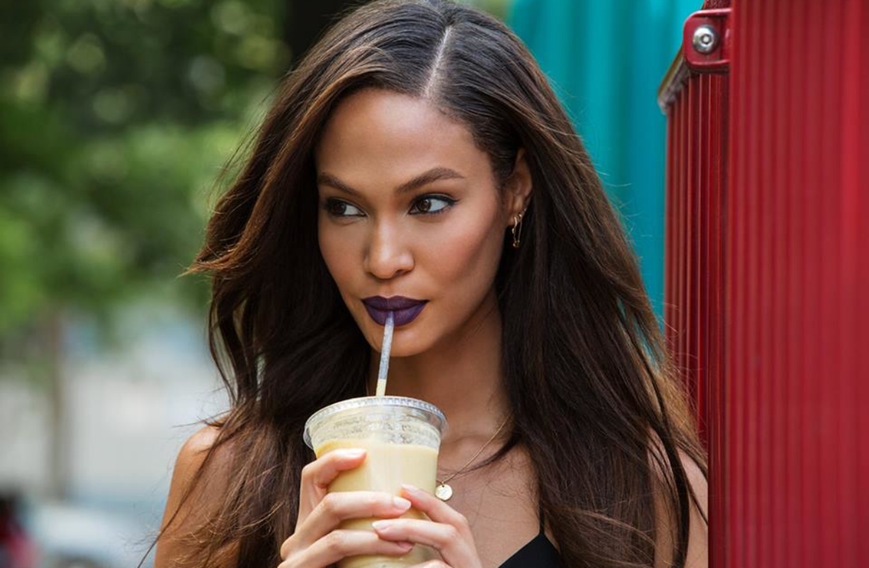 Commanding by Joan Smalls : le rouge à lèvres qui s&rsquo;adapte à toutes les carnations !