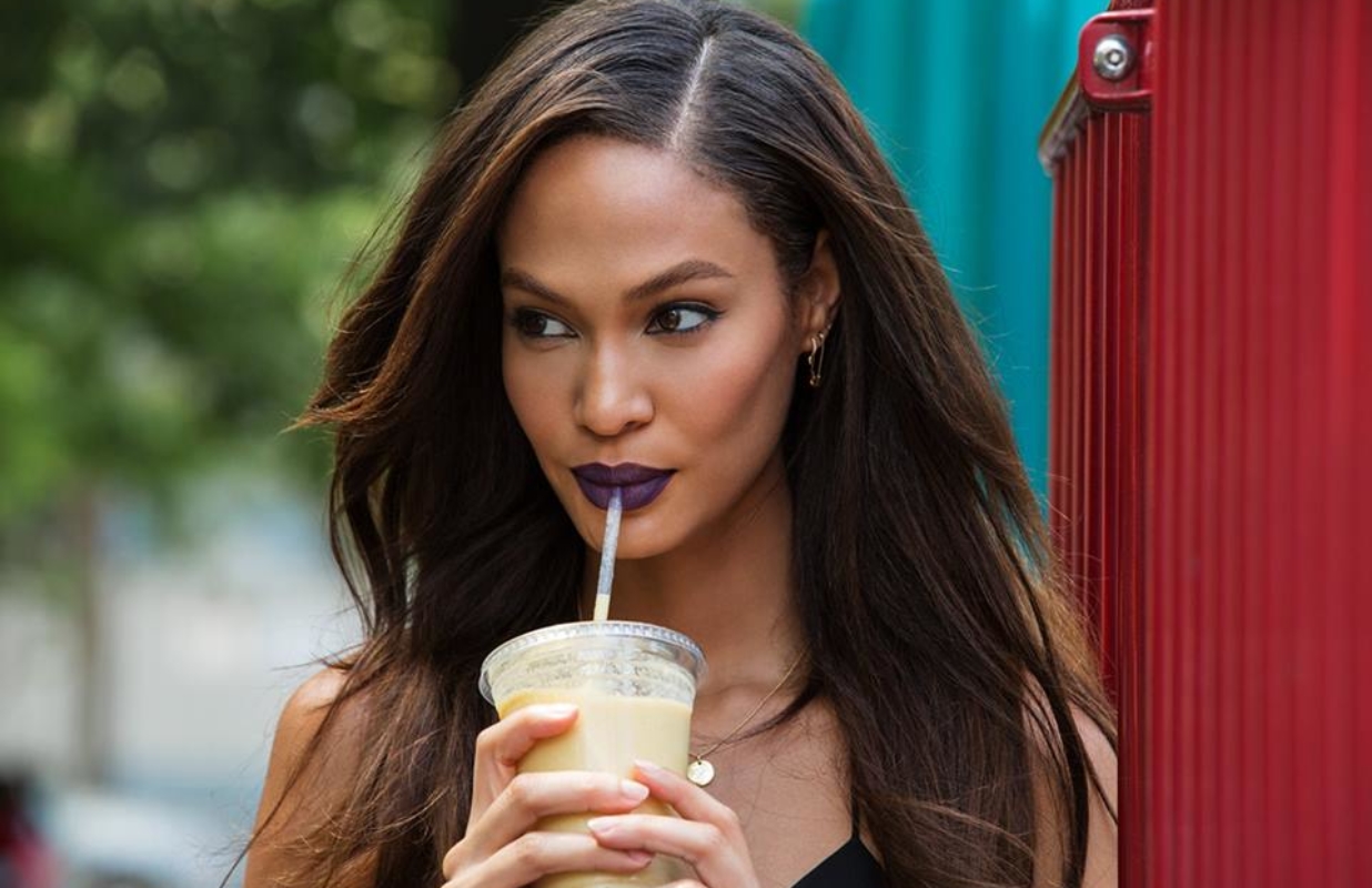 Commanding by Joan Smalls : le rouge à lèvres qui s’adapte à toutes les carnations !