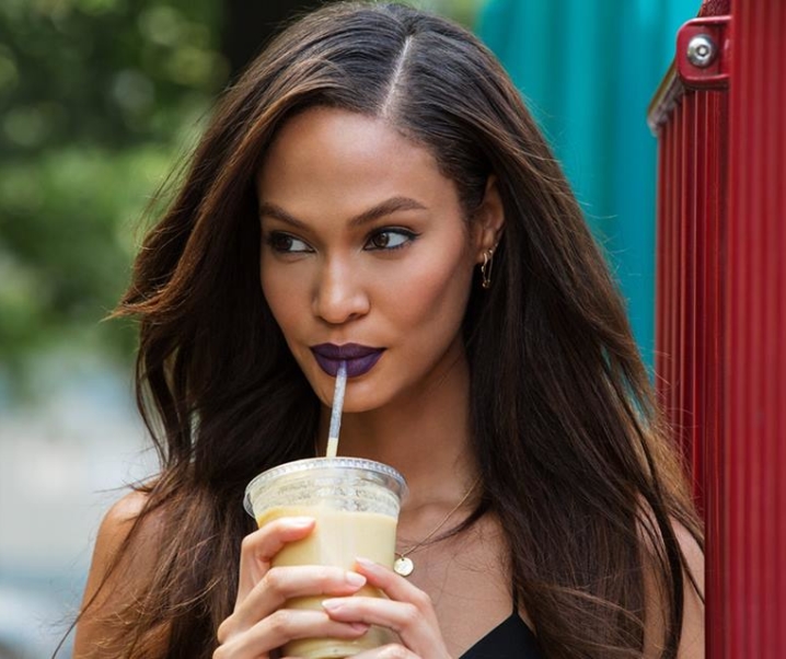 Commanding by Joan Smalls : le rouge à lèvres qui s’adapte à toutes les carnations !