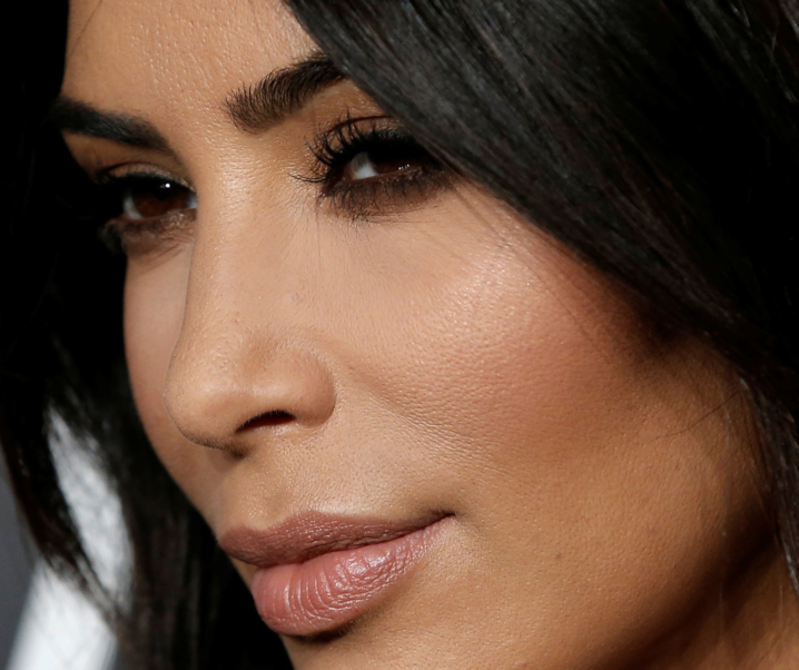 Les noms de Kim Kardashian et Kanye West tatoués sur la jambe ? Un fan l’a fait!