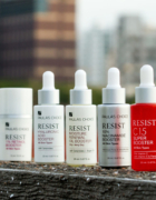 Maquillage : Parfois, il suffit de quelques fleurs dans les cheveux (et d’un bon fond de teint !)